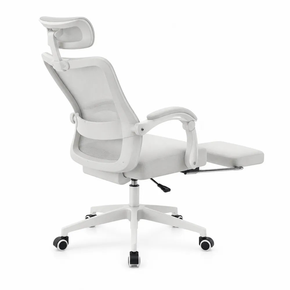 Sedia da ufficio ergonomica in rete bianca con supporto lombare e poggiapiedi