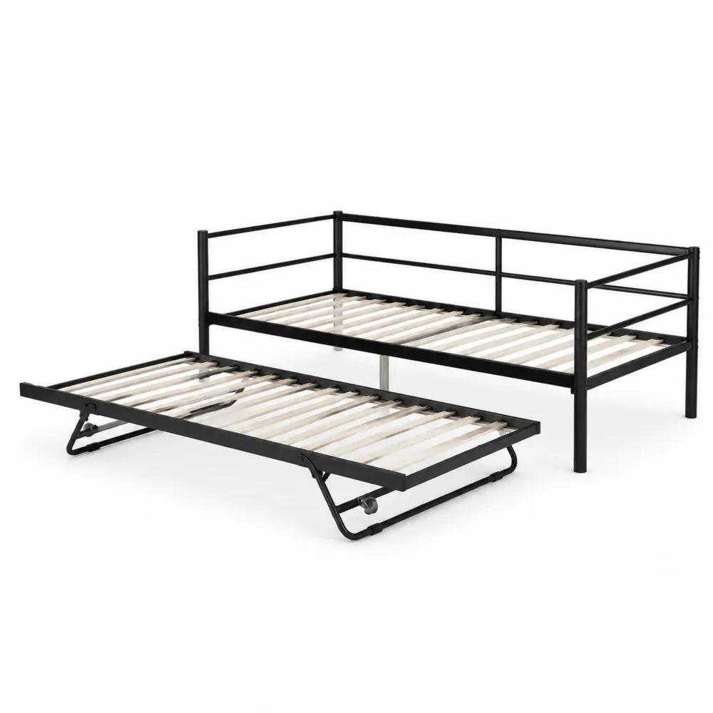 Letto estraibile in metallo nero con doghe in legno di pino