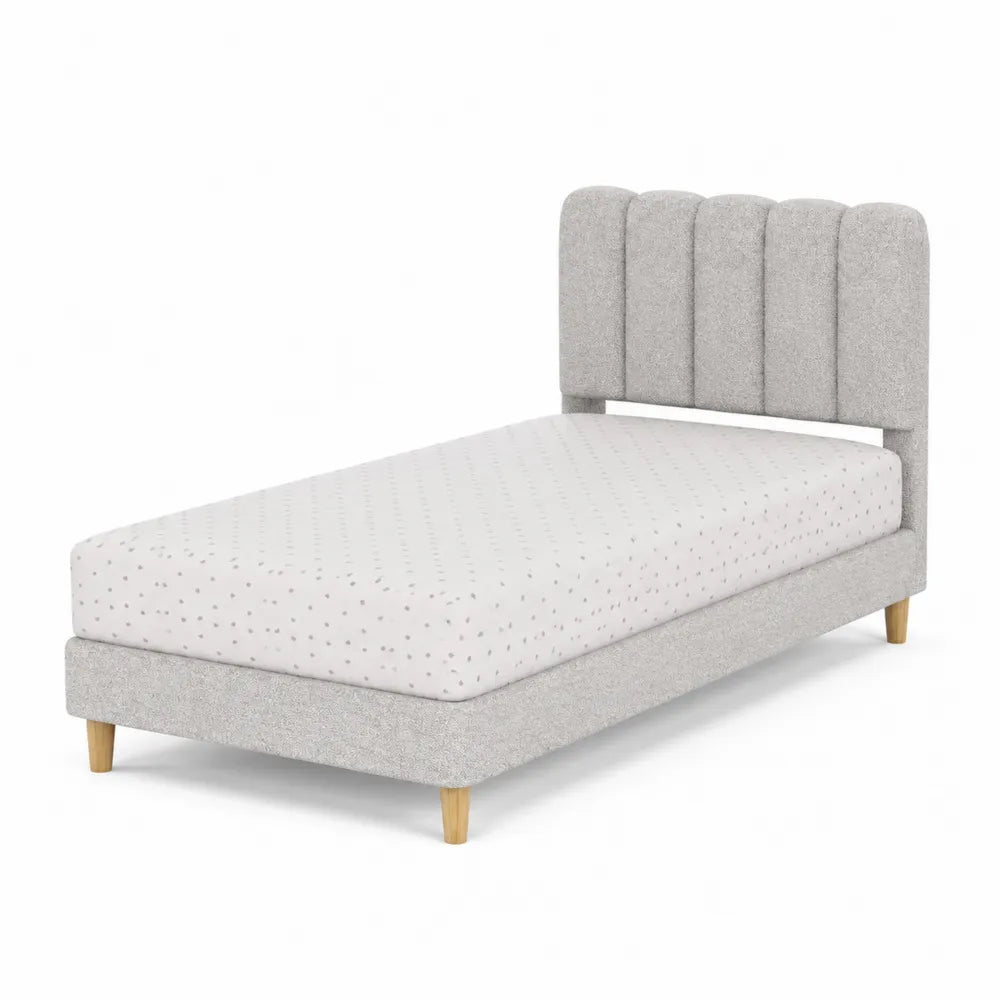 Letto singolo in tessuto grigio con gambe in legno di faggio