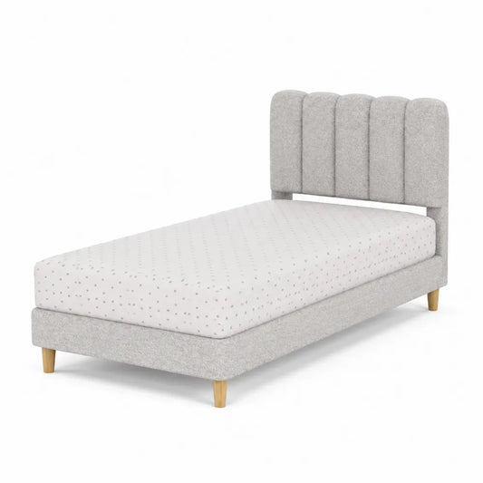 Letto singolo in tessuto grigio con gambe in legno di faggio